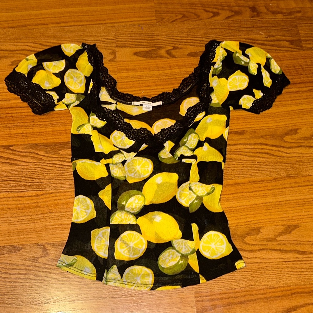 UO Kimchi Blue - Lemon Fruit Print Mesh Lace
Puffy Crop Top